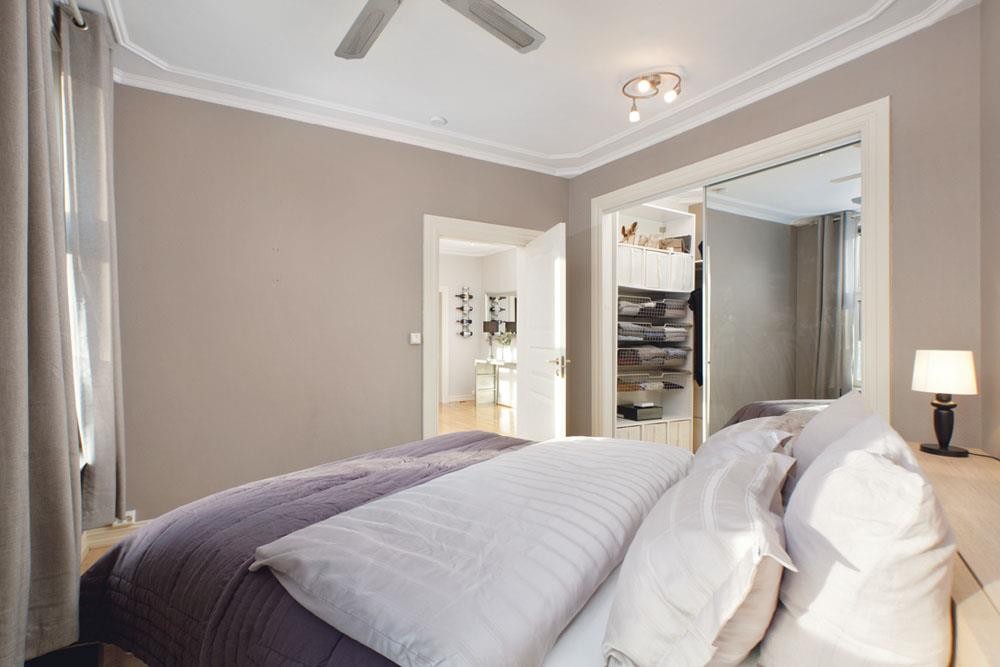 Omkledningsrommet ligger i tilknytning til soverommet og har rikelig med plass til både hans og hennes garderobe. Galleribilde