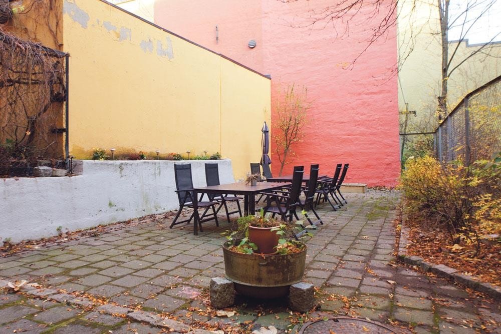 Stor bakgård med flere sittegrupper/spisebord. Perfekt for utemiddager på sommeren, og har blitt brukt til barnebursdag tidligere med stor suksess. På sommeren står det også grill og et lite kjøleskap i bakgården. Galleribilde