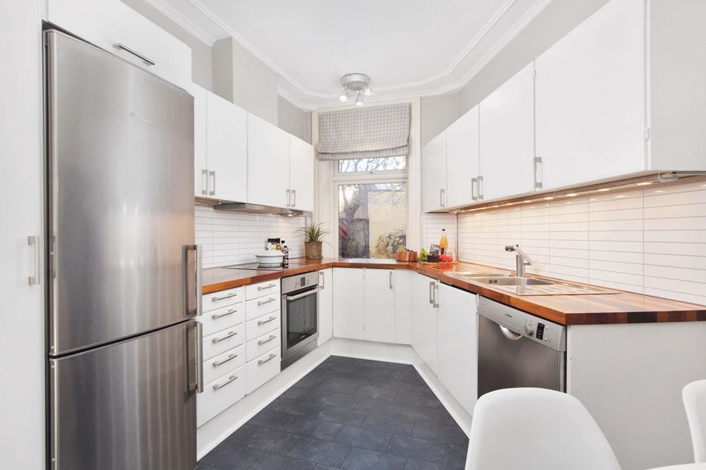 Meget gjennomført kjøkken med stor arbeidsflate. Galleribilde