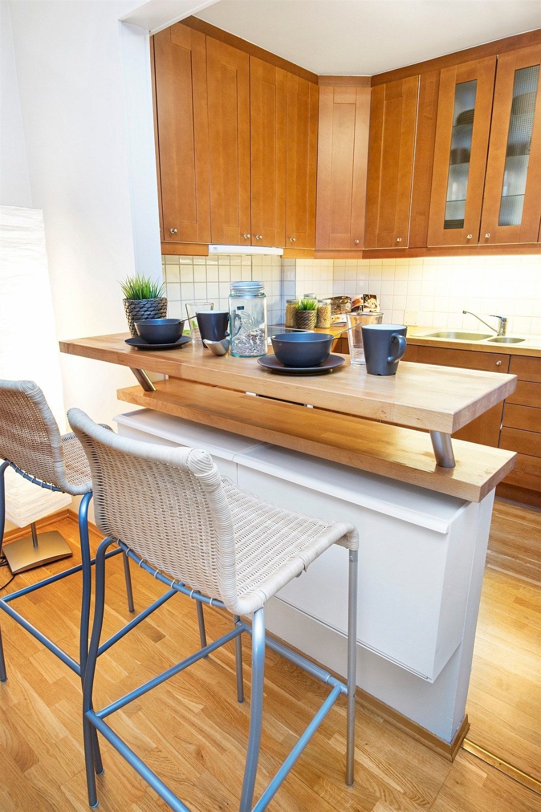 Pent kjøkken med barløsning Galleribilde