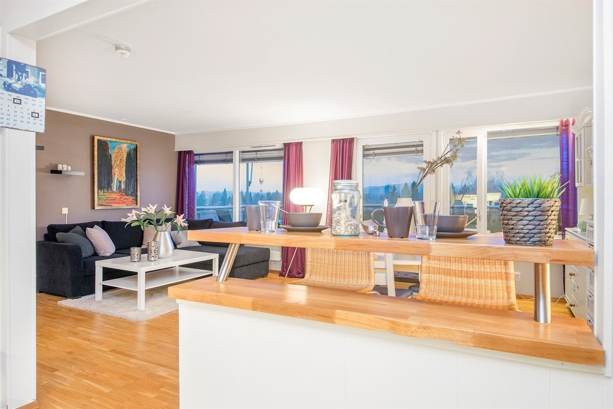 Stuen har god plass for sofa, tv-løsning og spisebord Galleribilde