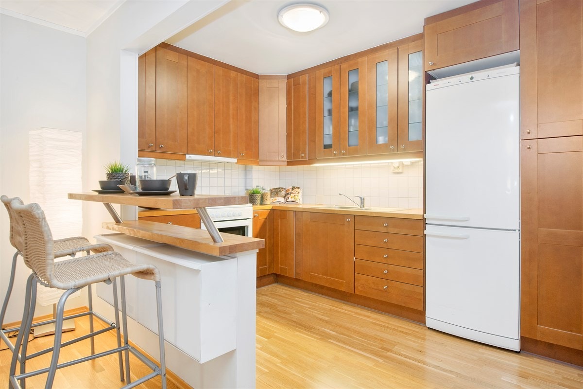 Kjøkkenet er pent, samt praktisk designet med god benke- og lagringsplass Galleribilde