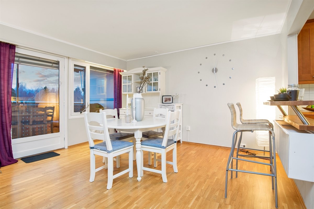 Spiseplass med fin utsikt og utgang til balkong Galleribilde