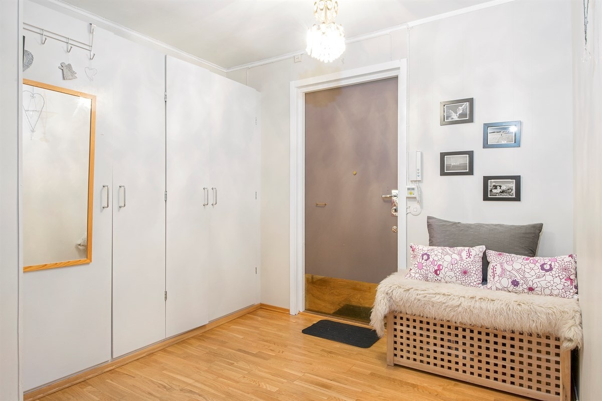 Innbydende entré med garderobeskap Galleribilde