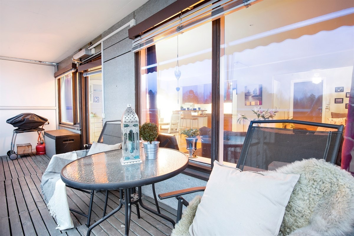 Stor, solrik balkong på ca. 10 kvm. Galleribilde