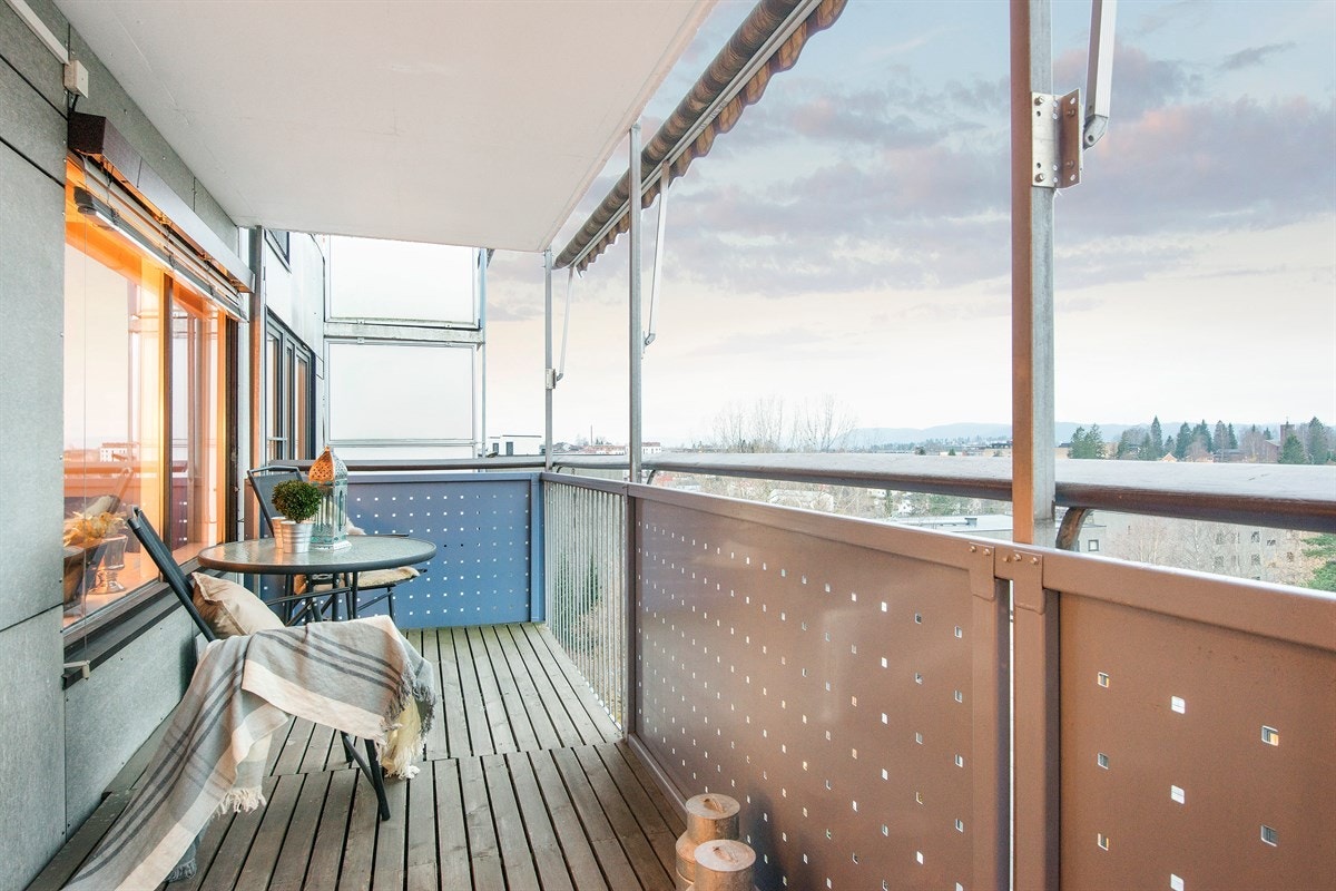 Solrik balkong med vidstrakt utsikt innover mot Bærumsmarka Galleribilde