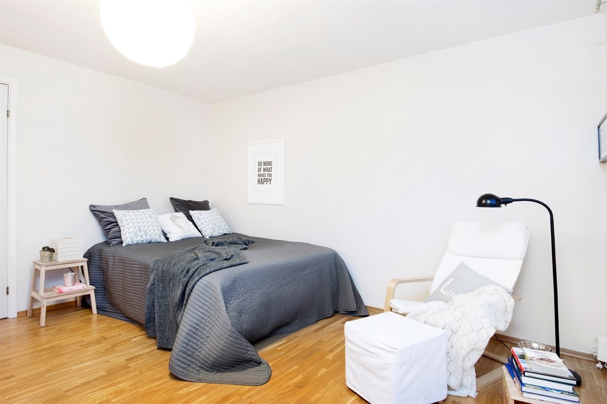 Lyst og moderne soverom med fin utsikt Galleribilde