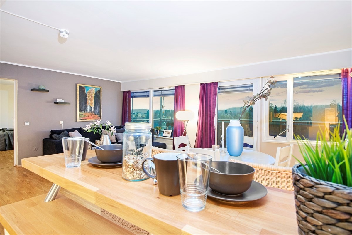 Rommet har en fin barløsning ut mot stuen som gir en hyggelig spiseplass Galleribilde