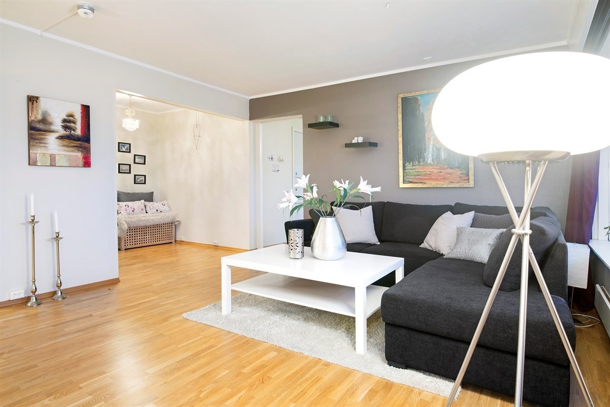 Romslig stue med gode vindusflater som gir rikelig med lys i leiligheten Galleribilde