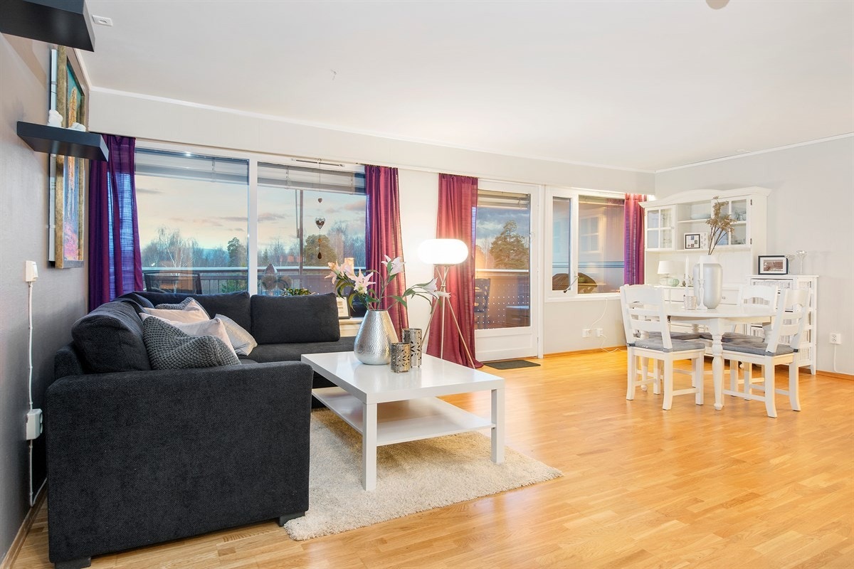 Koselig stue med utgang til balkong Galleribilde