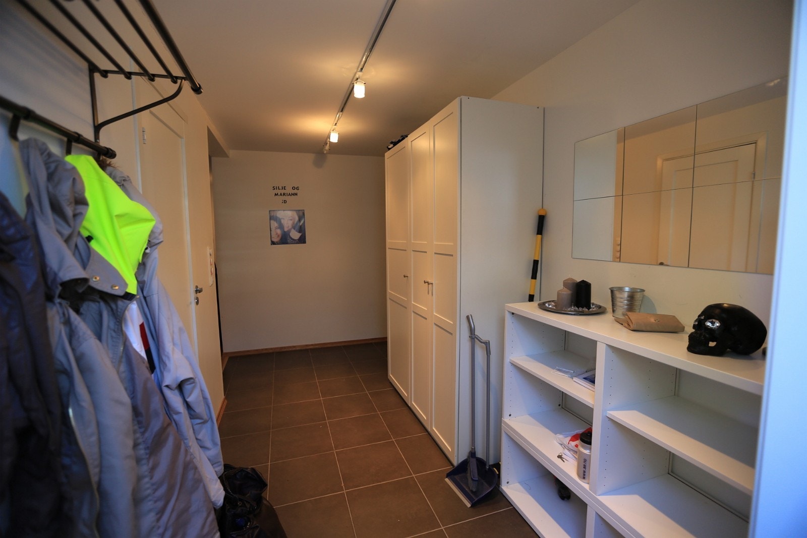 Vindfang/gang. Her står alle møbler som du kan se igjen. Galleribilde