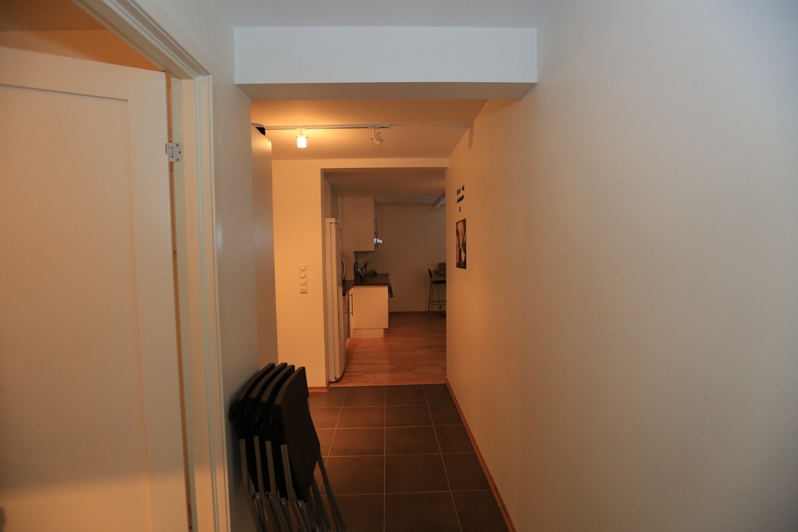 Gang inn mot kjøkken fra soverom, utgang til ventre. Galleribilde