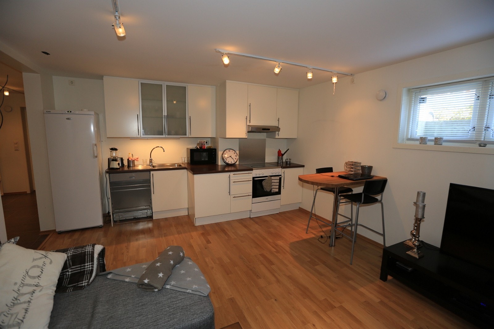 Kjøkken, her står oppvm, komfyr, micro igjen. Dere må selv kjøpe et kjøleskap! Galleribilde