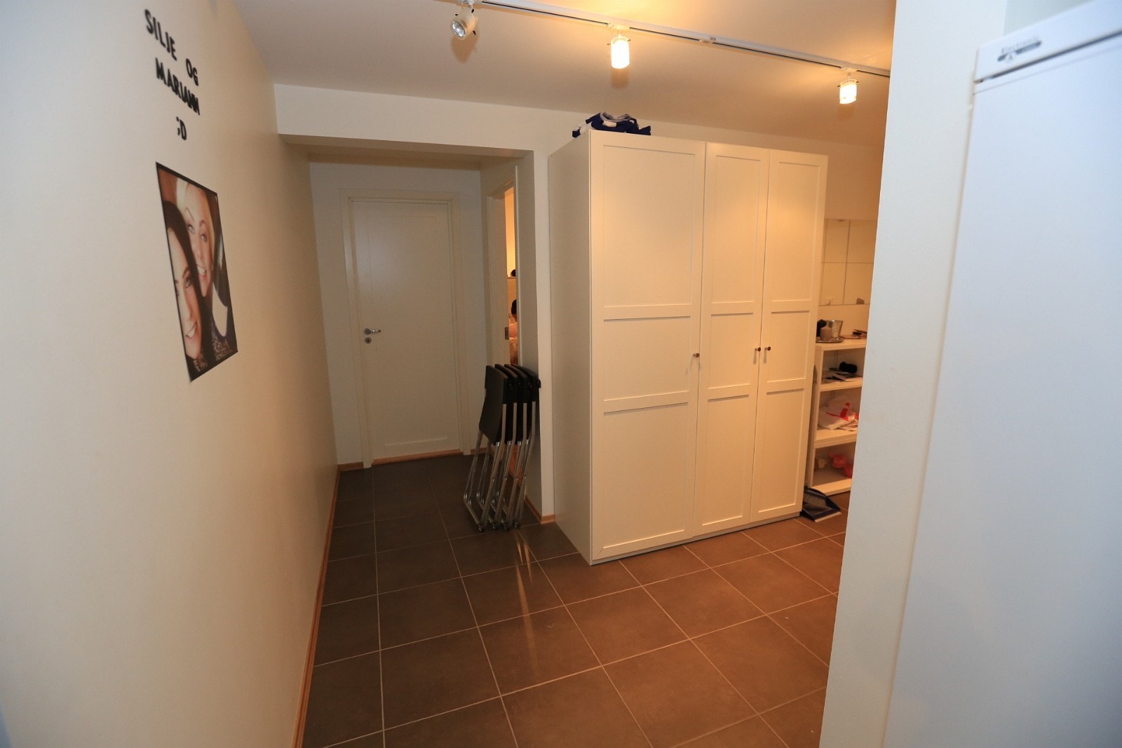 Gang, tatt fra kjøkken, rett frem ser vi et soverom og til høyre er utgang. Her står garderobeskap igjen. Galleribilde