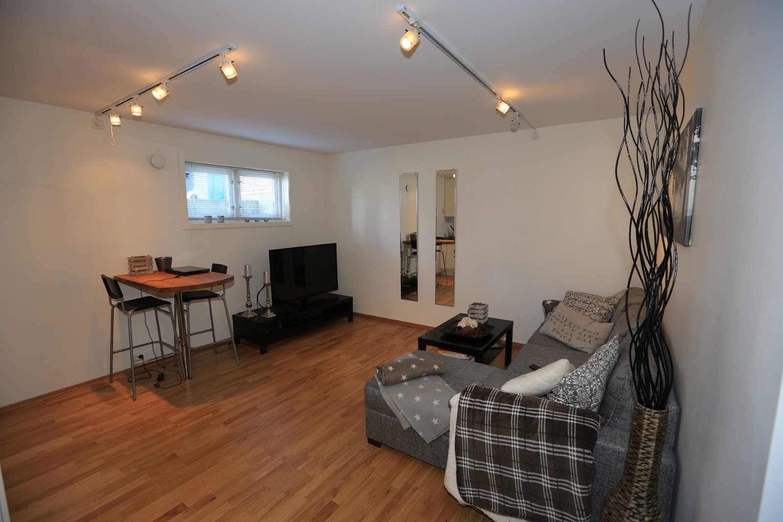 Stue med åpen løsning mot kjøkken. Her står ingenting igjen. Galleribilde