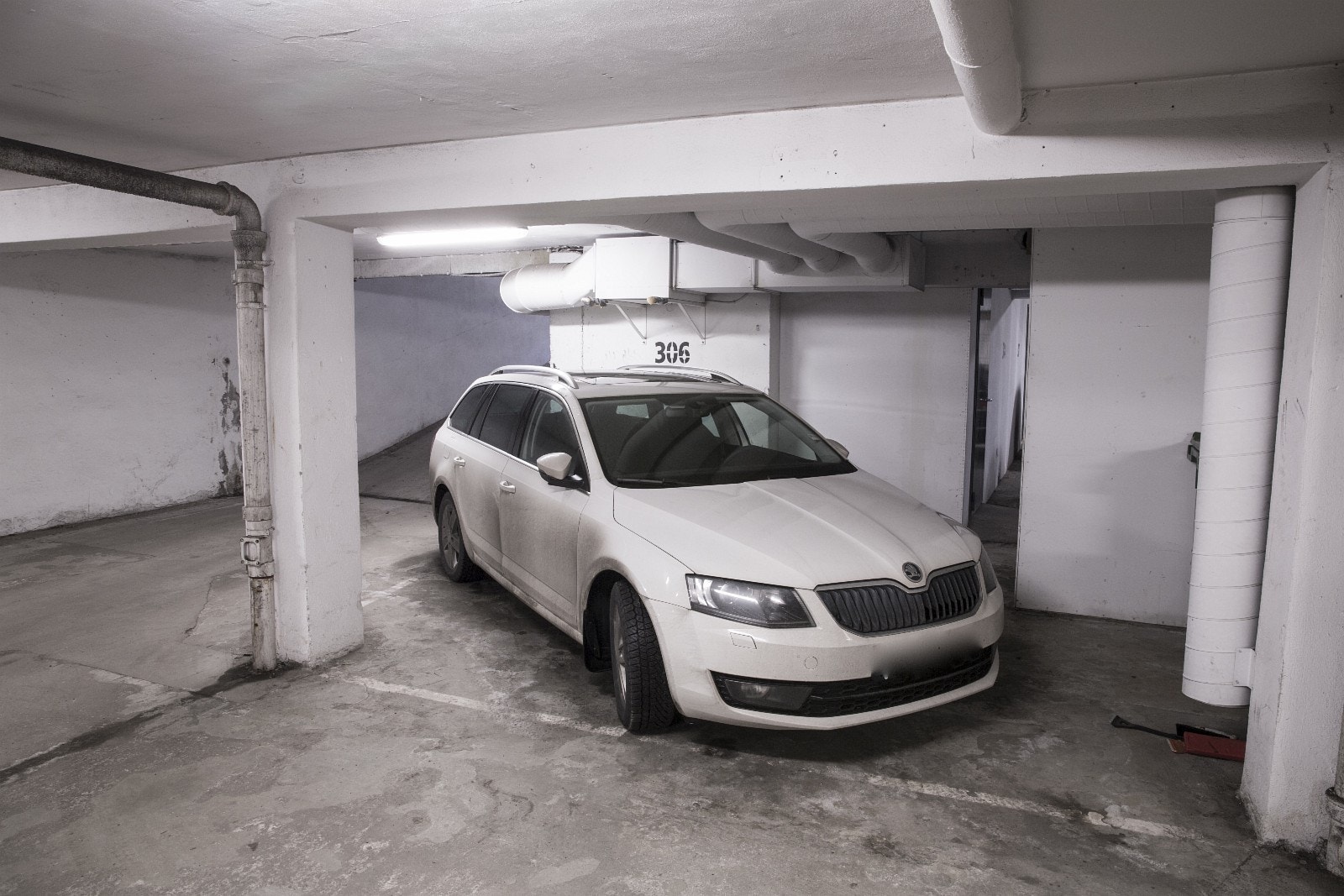 Garasje m/ låst port, åpnes via mobil. Galleribilde