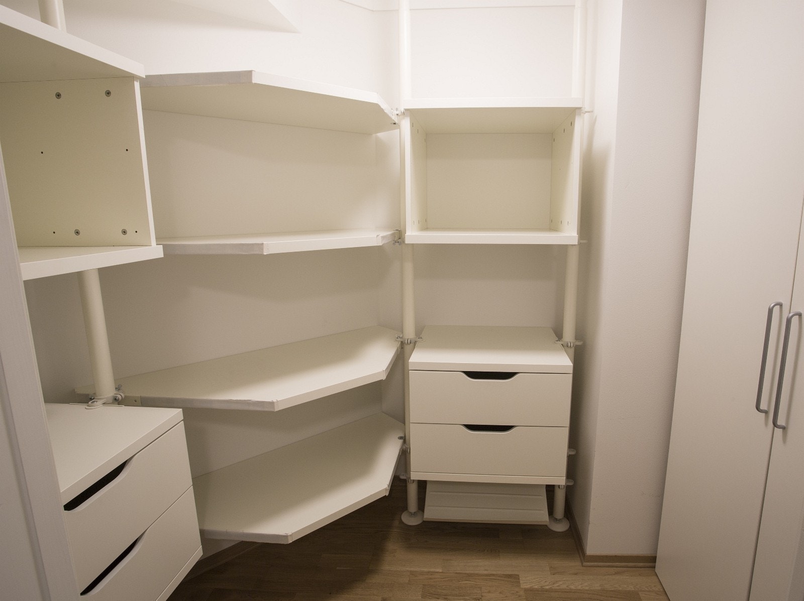 Walk-in-closet. Galleribilde
