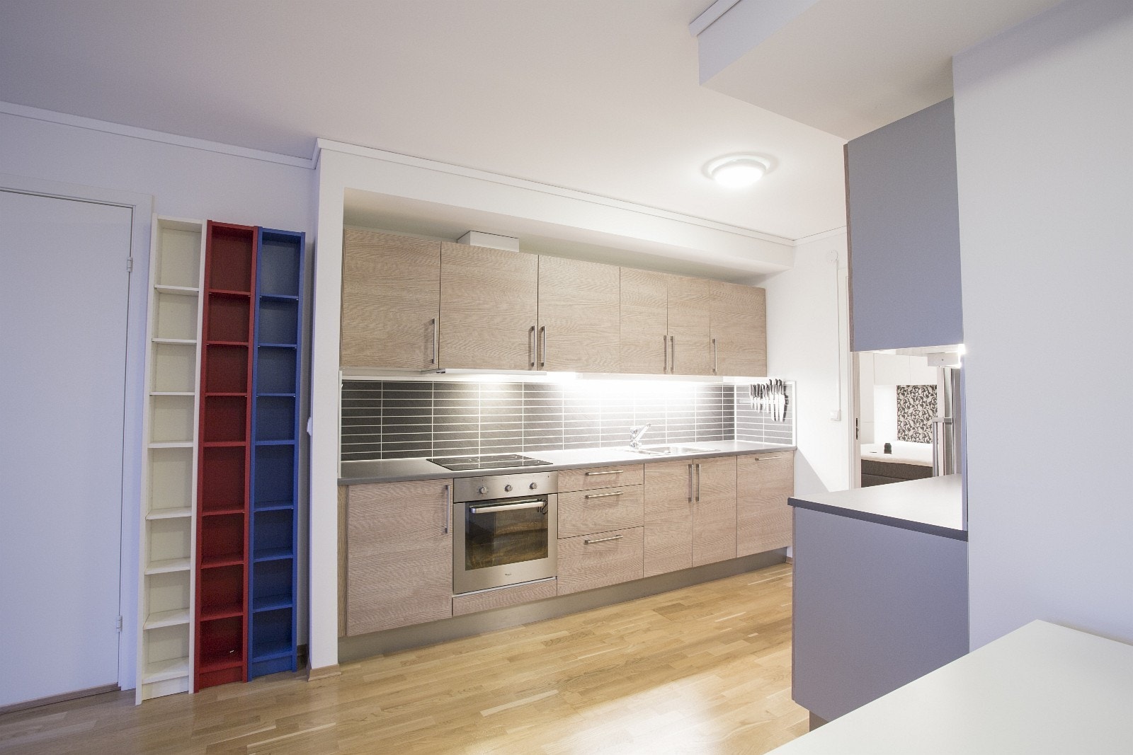 Kjøkken med integrerte hvitevarer. Galleribilde