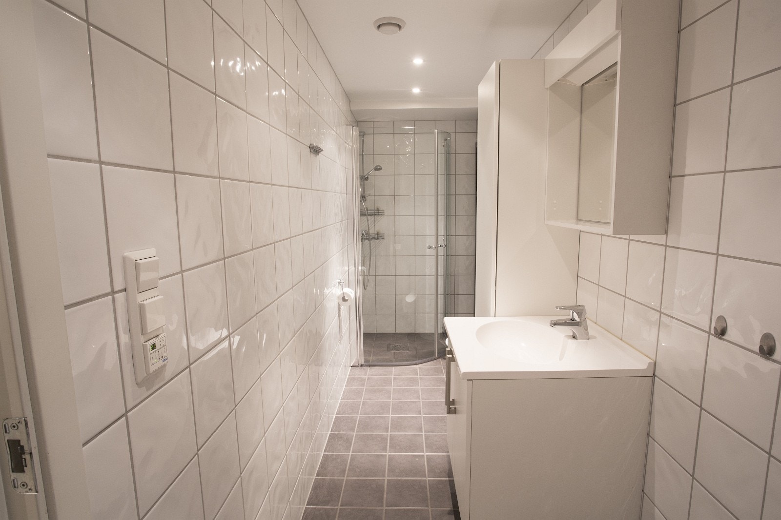 Bad med varmekabler, fjernvarme i dusj og servant. Galleribilde