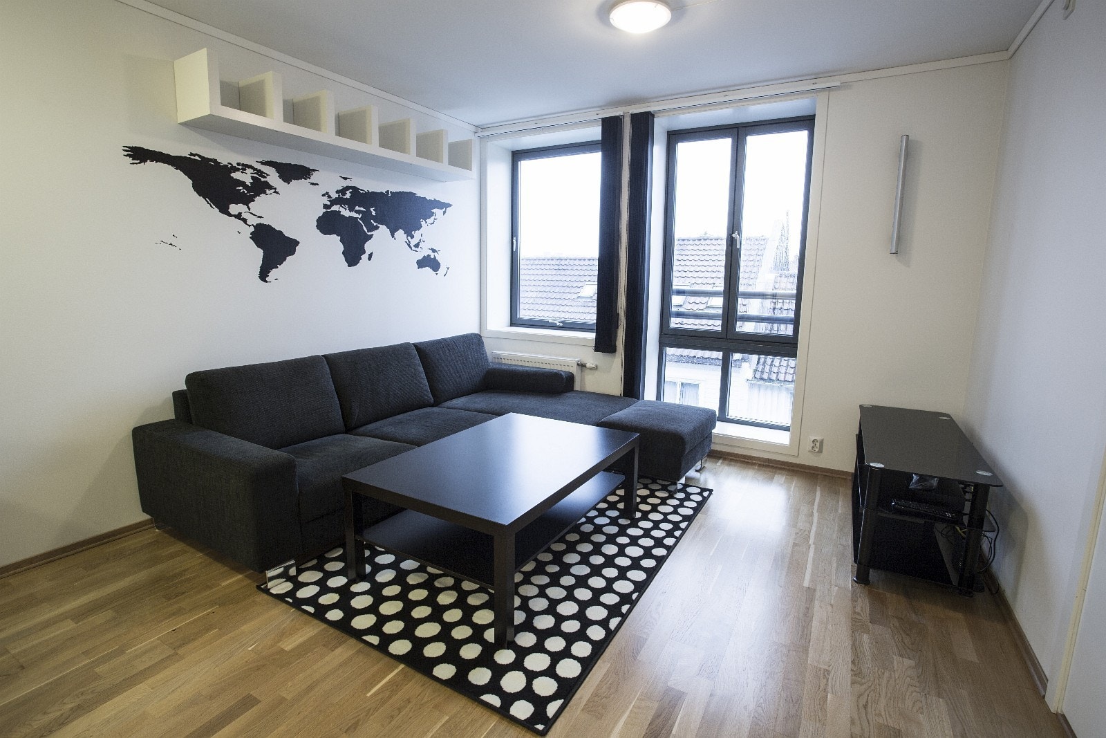 Stue med fjernvarmeovn under vinduet. Galleribilde