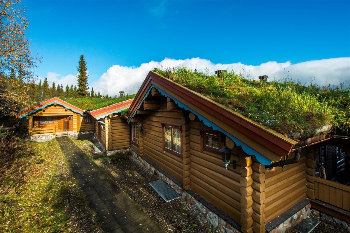 På baksiden av hytta ligger en separat tjenestebolig Galleribilde