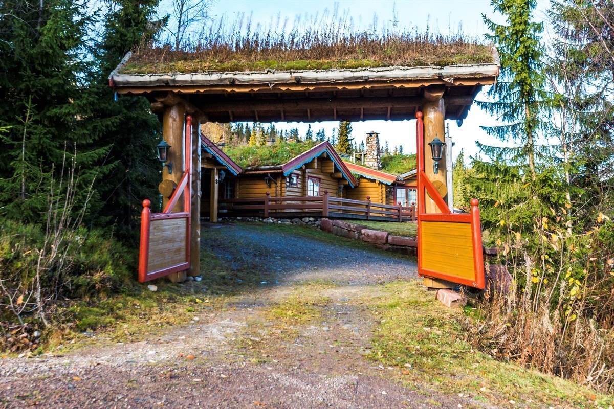 Det er innkjøring til eiendommen gjennom en flott port som med en gang gir følelsen av privatliv Galleribilde