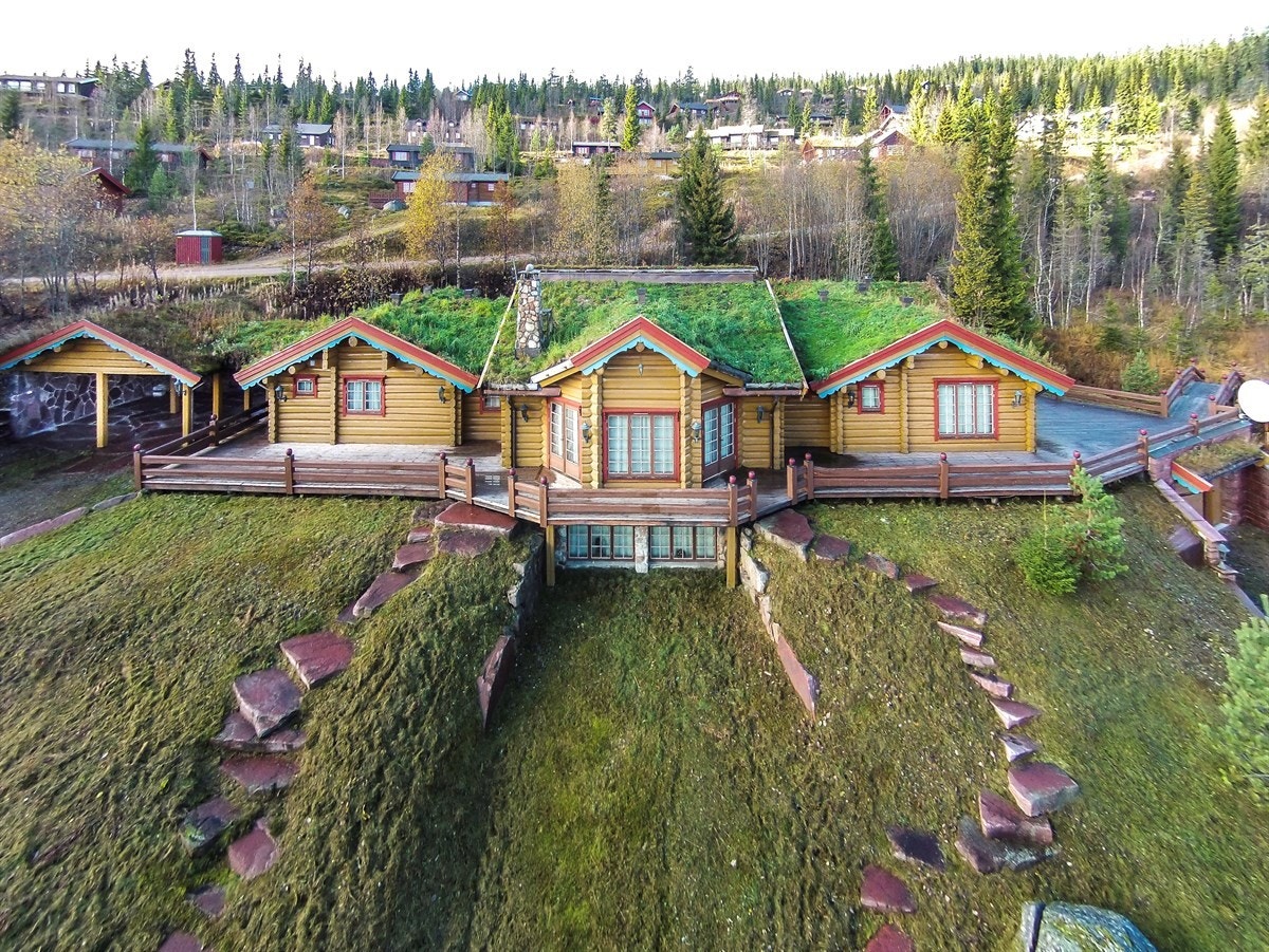 Hytta ligger flott og privat til, med fantastisk utsikt og med gode solforhold Galleribilde