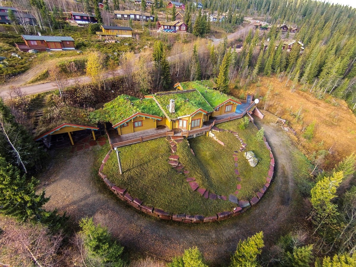 Dette er en stor og unik eiendom med grense mot friareal i etablerte og attraktive Smørøyet Galleribilde