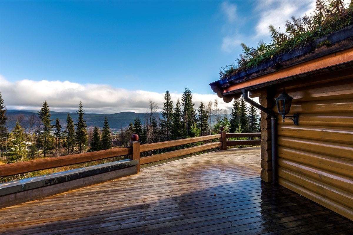 Fra hyttas store terrasse, uteområde med deilig jacuzzi, kan både sol og utsikt virkelig nytes Galleribilde
