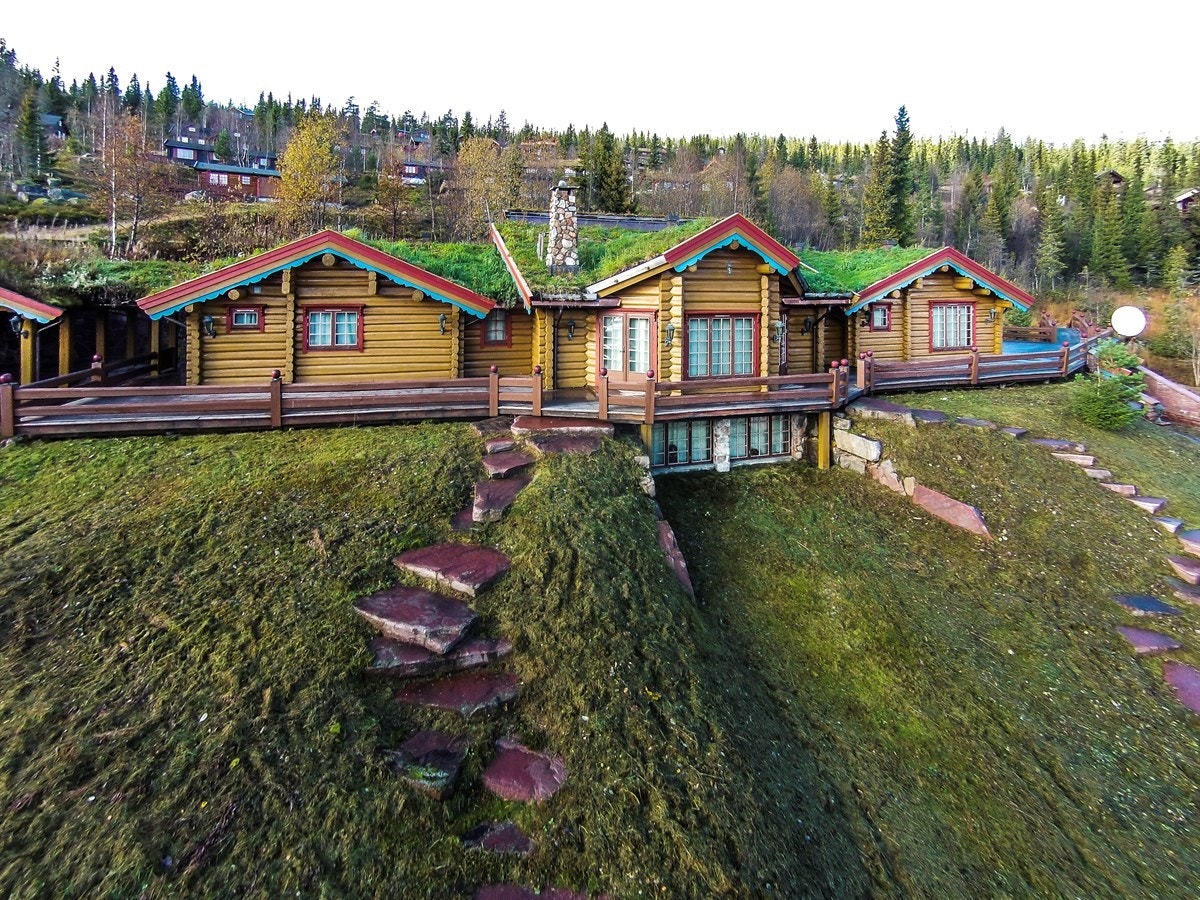 Hytta holder en spesielt høy standard med håndlaftet tømmer og eksklusive detaljer Galleribilde