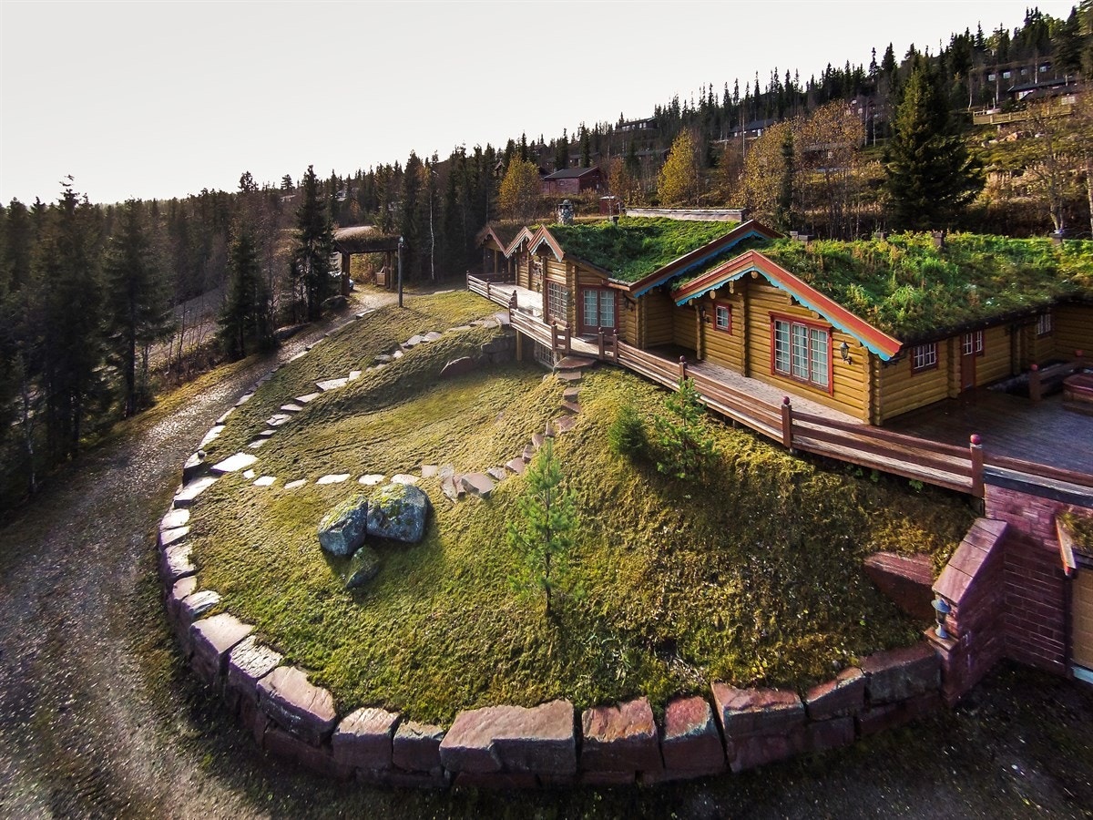 Med hyttas svært gode planløsning, 10 soverom, 8 bad, 2 ekstra toalett, flere stuer, treningsrom og stor garasje, er dette en perfekt fritidshytte for den kresne storfamilien Galleribilde