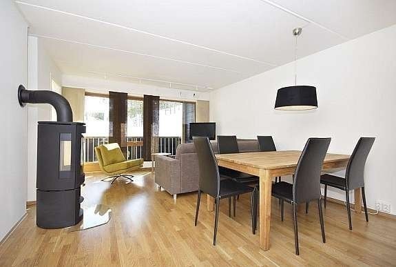 Stue med utgang til veranda på bakkeplan Galleribilde