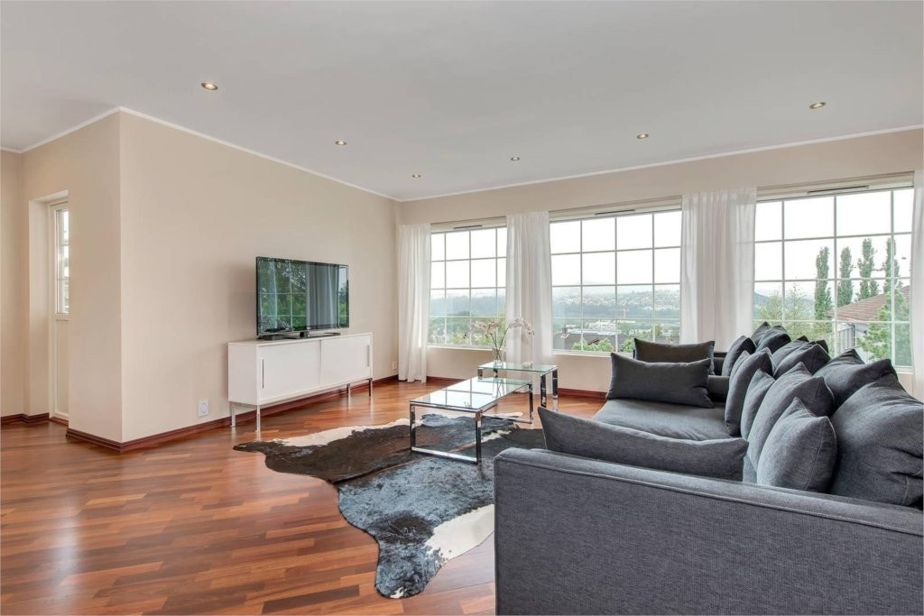 Stue med god plass til TV. Galleribilde