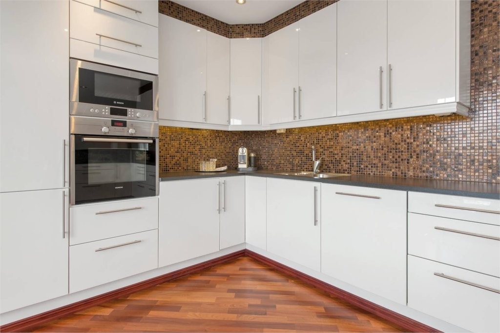 Flott kjøkken med integrerte hvitevarer. Galleribilde