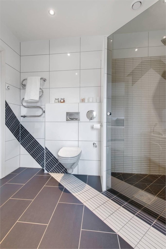 Meget flott og gjennomført bad med dusj og boblekar. Galleribilde