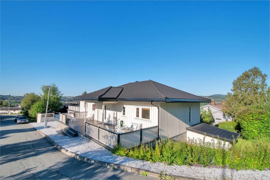 Fasade sett fra gate Galleribilde