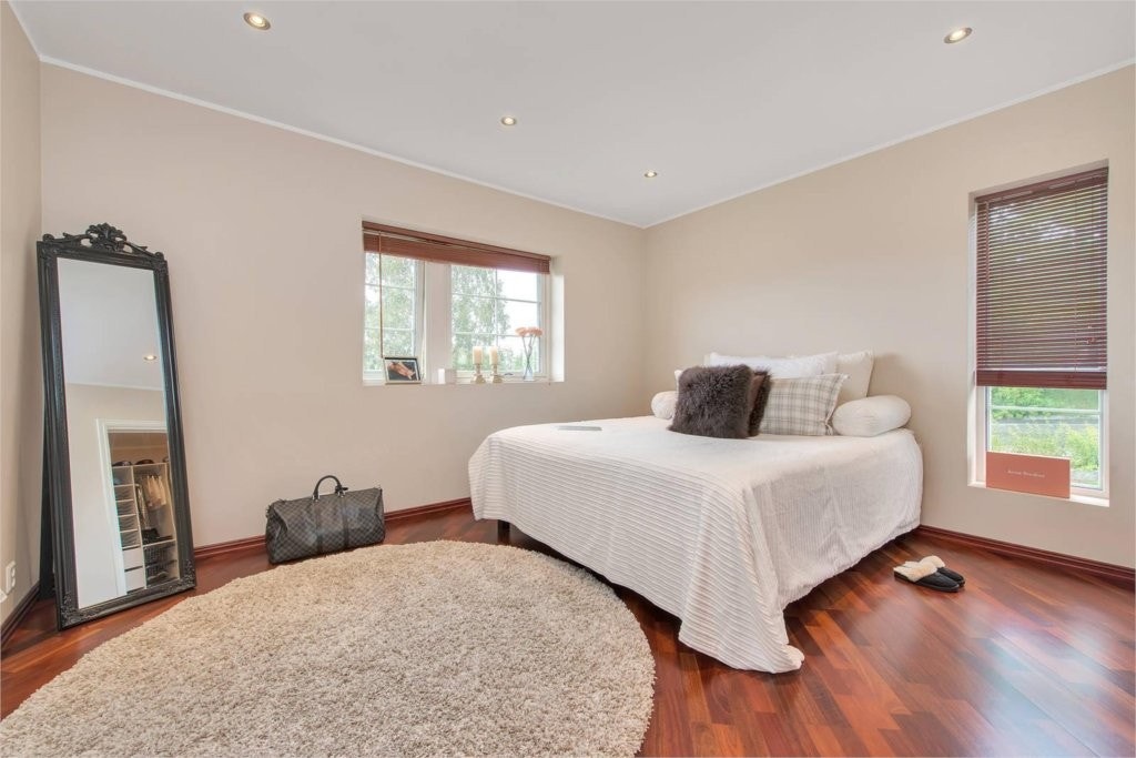 Romslig soverom med walk in closet. Galleribilde