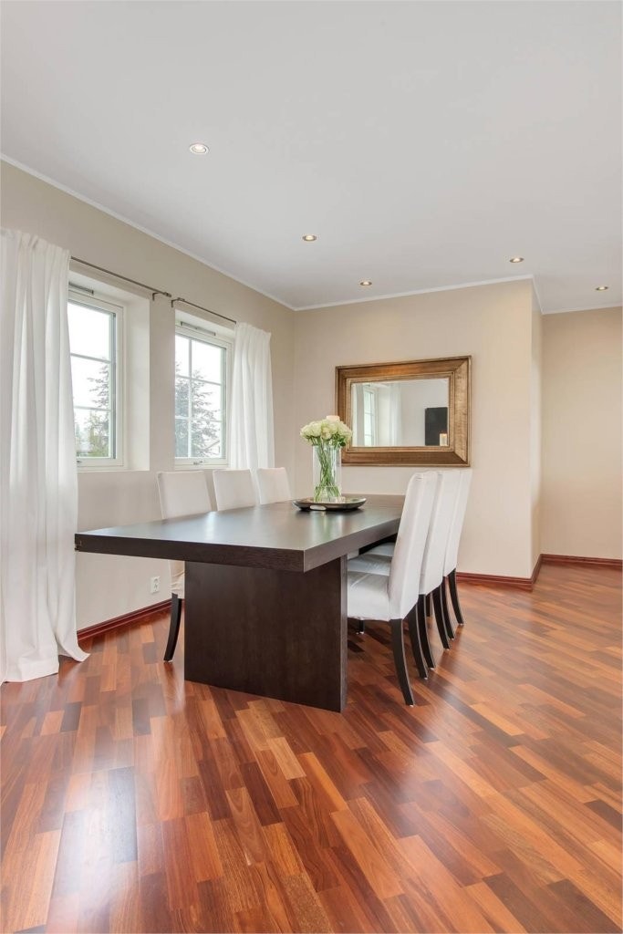 Spisestue med god plass til stort spisebord. Galleribilde