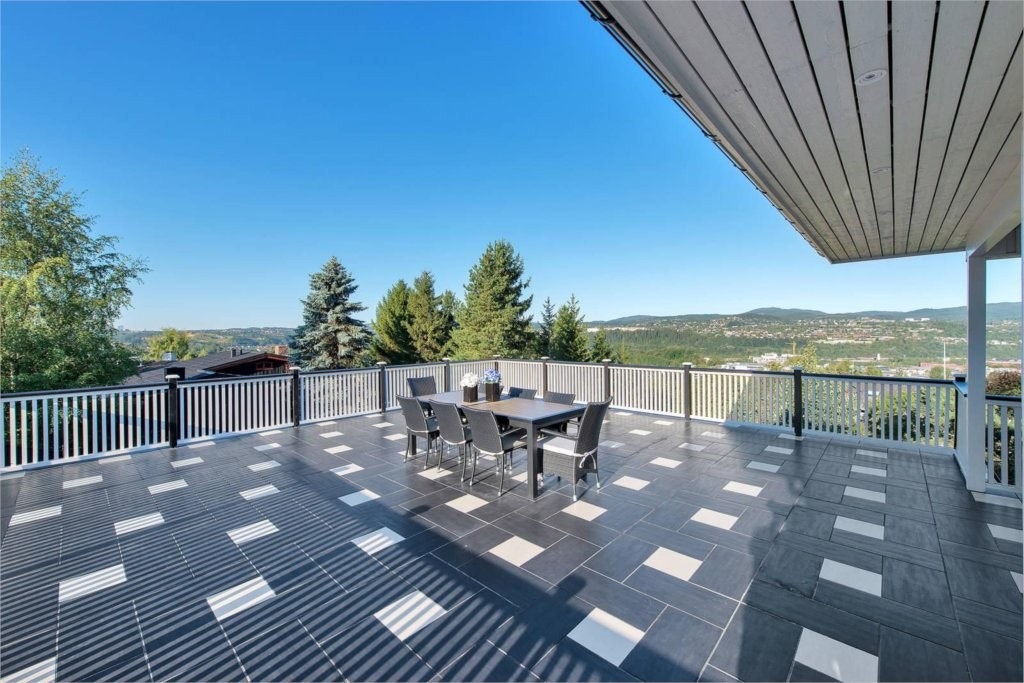 Unik terrasse med god plass og fantastisk utsikt. Galleribilde