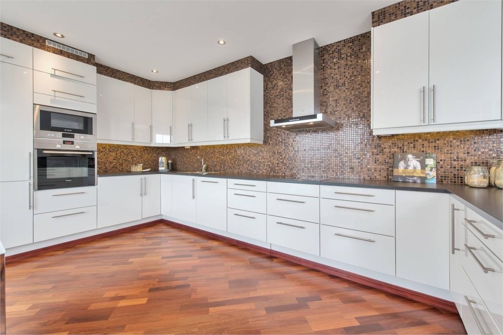 Flott kjøkken med integrerte hvitevarer. Galleribilde