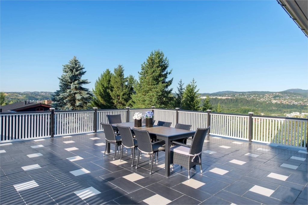 Unik terrasse med god plass og fantastisk utsikt. Galleribilde