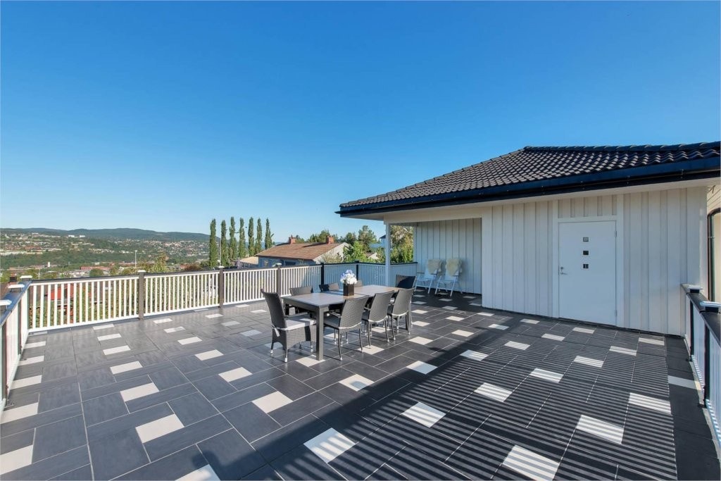 Fantastisk terrasse perfekt for lange sommerkvelder. Galleribilde