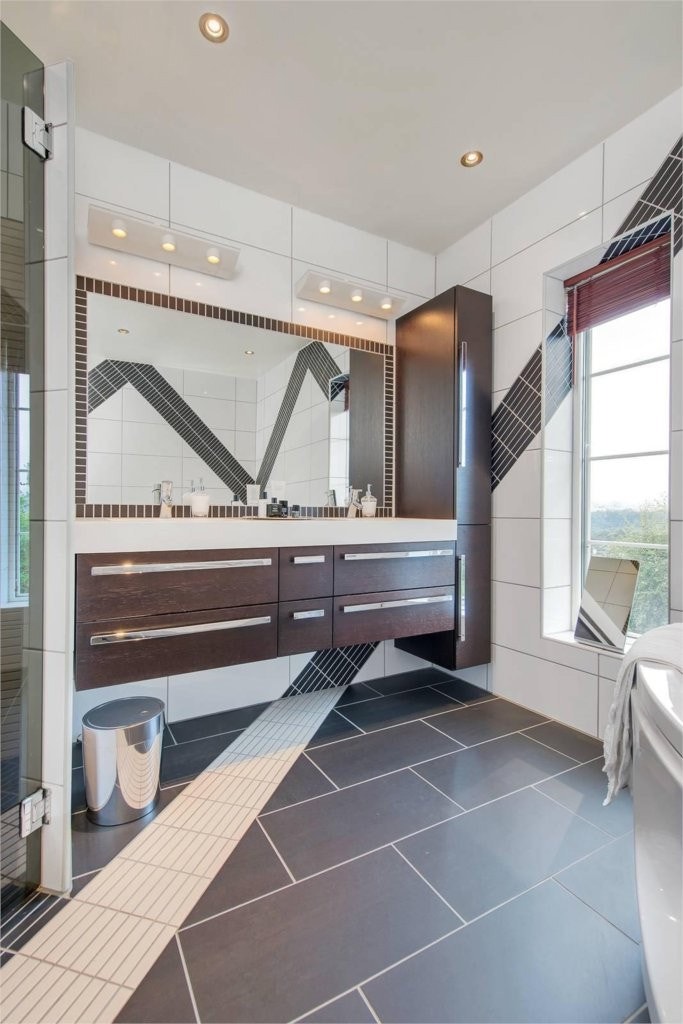 Meget flott og gjennomført bad med dusj og boblekar. Galleribilde