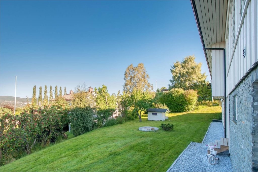 Pen hage foran huset. Galleribilde