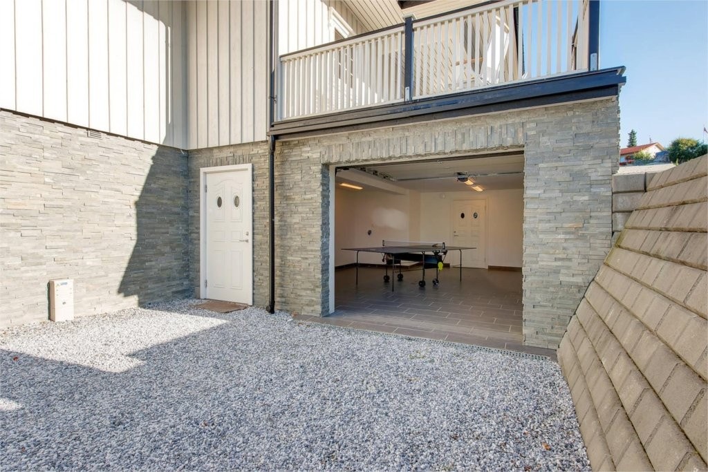 Flislagt garasje. Galleribilde