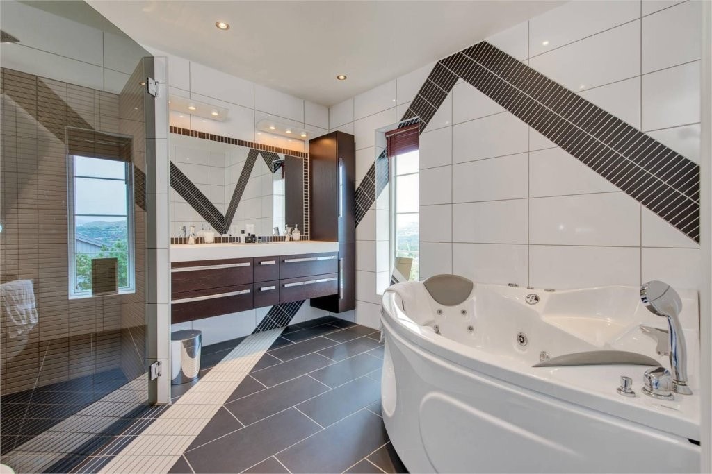 Meget flott og gjennomført bad med dusj og boblekar. Galleribilde