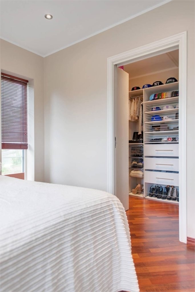 Soverom med walk in closet Galleribilde