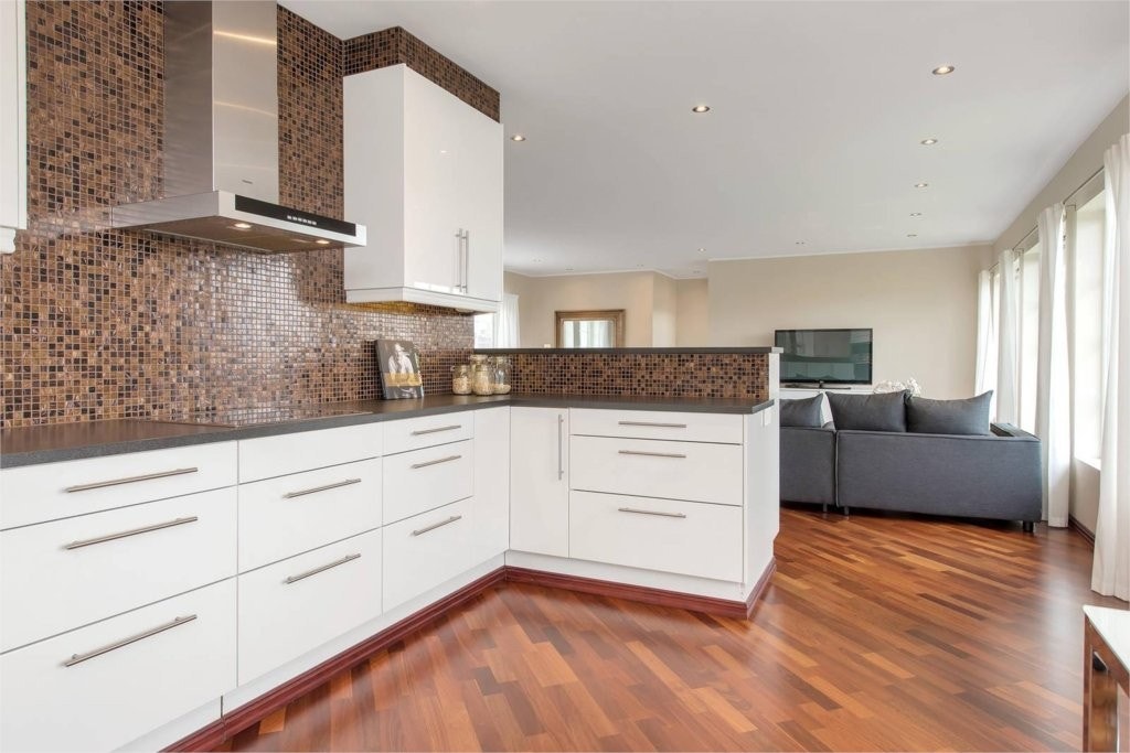 Flott kjøkken med integrerte hvitevarer. Åpent mot stue. Galleribilde