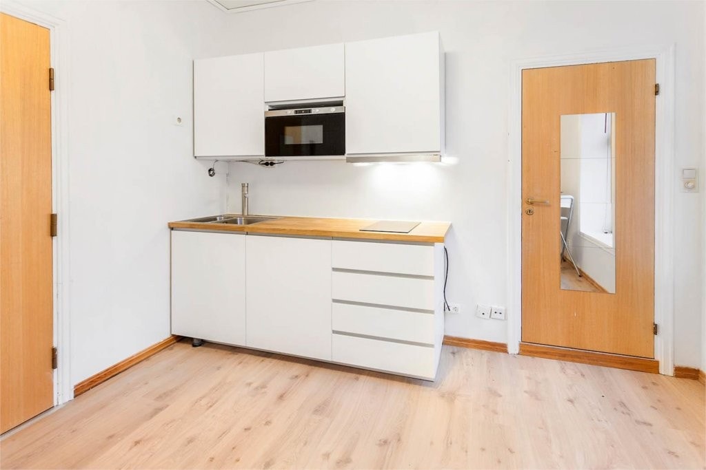 Praktisk og delikat kjøkkenkrok. Baderomsdør og inngangsdør blir skiftet ut snarlig Galleribilde