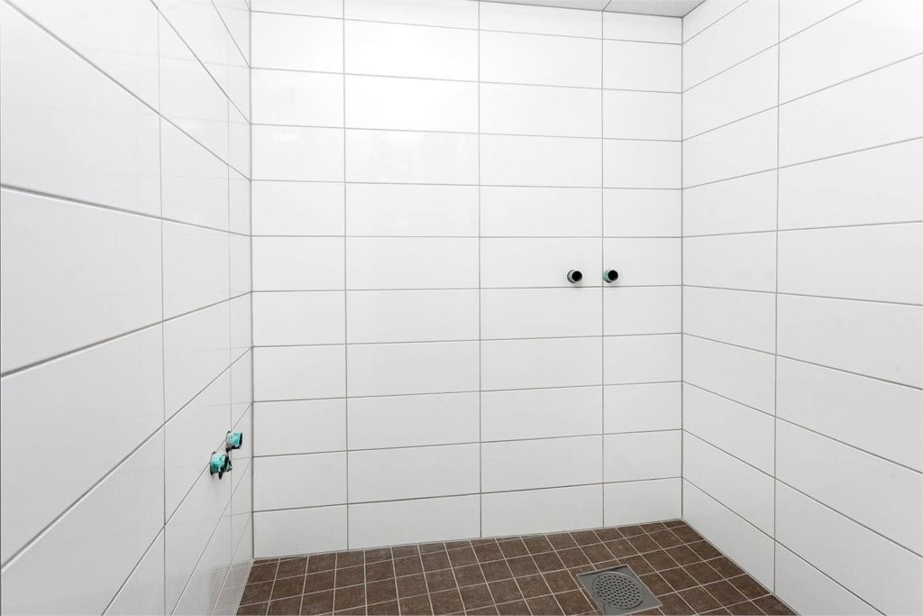 Nyoppusset, helfliset bad med varmekabler. Baderomsmøbler blir montert med det første Galleribilde